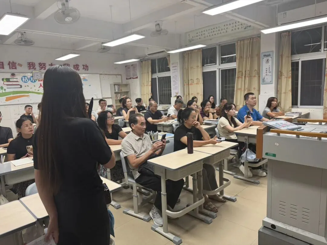 同心同行 决胜中考——崇雅中学召开2027届九年级第一学期家长会-第31张图片-四季读书网 同心同行 决胜中考——崇雅中学召开2027届九年级第一学期家长会-第31张图片-四季读书网