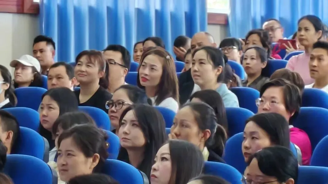 家校同心筑梦 聚力护航中考——我校初三年级家长会圆满召开-第2张图片-四季读书网 家校同心筑梦 聚力护航中考——我校初三年级家长会圆满召开-第2张图片-四季读书网