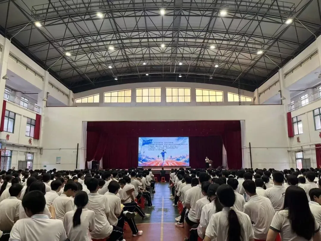 翠竹拔节启新程,自律拼搏战中考——我校九年级召开新学期第一次年级大会-第3张图片-四季读书网 翠竹拔节启新程,自律拼搏战中考——我校九年级召开新学期第一次年级大会-第3张图片-四季读书网