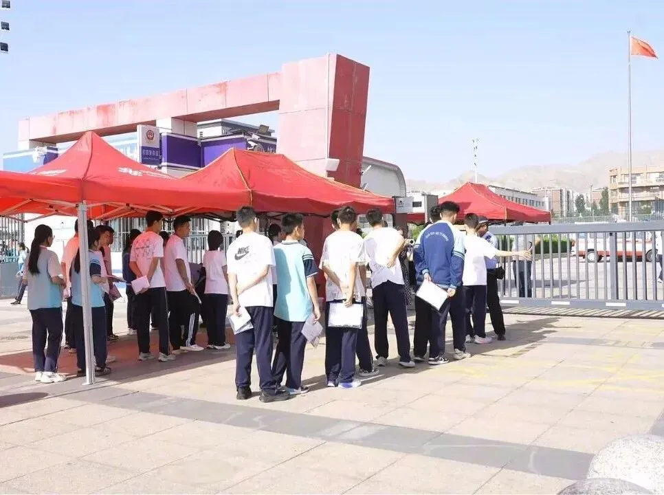 凝心聚力护中考 高新区195名学子从容赴考-第4张图片-四季读书网 凝心聚力护中考 高新区195名学子从容赴考-第4张图片-四季读书网