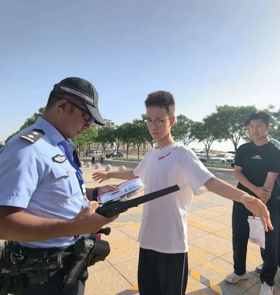 凝心聚力护中考 高新区195名学子从容赴考-第5张图片-四季读书网 凝心聚力护中考 高新区195名学子从容赴考-第5张图片-四季读书网