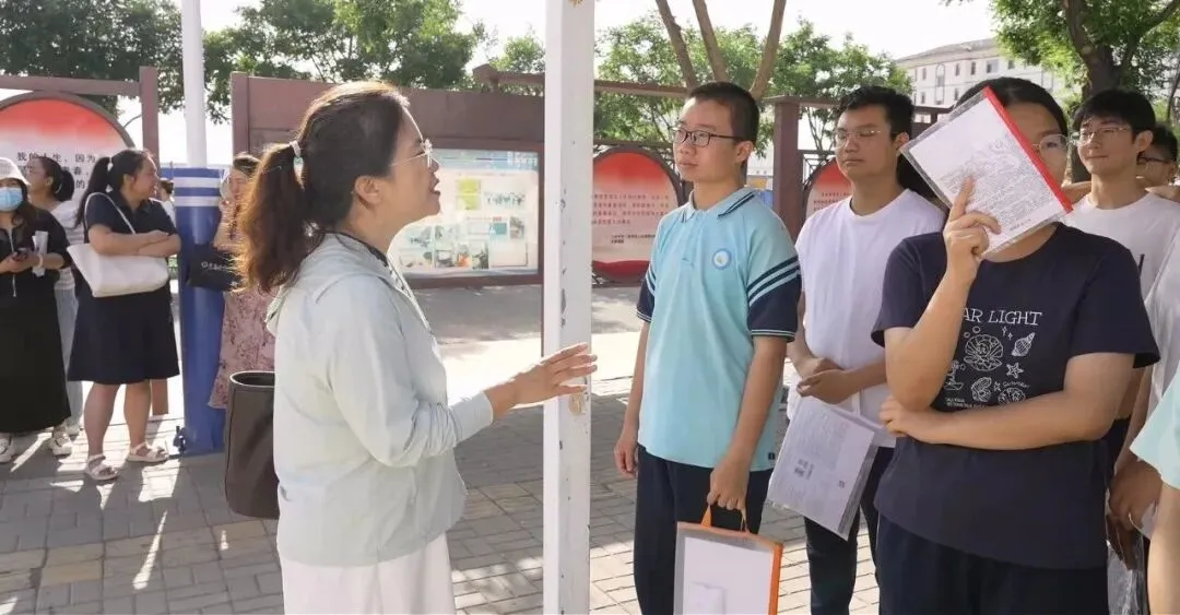 凝心聚力护中考 高新区195名学子从容赴考-第7张图片-四季读书网 凝心聚力护中考 高新区195名学子从容赴考-第7张图片-四季读书网