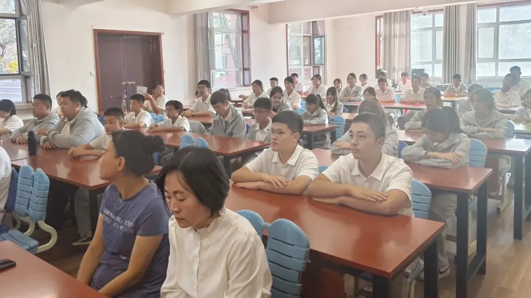 逐光而行 蓄力中考丨初三复读部第一次月考表彰大会圆满落幕-第11张图片-四季读书网