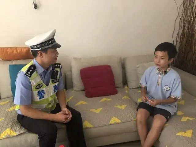 初一男生“唐僧式教育”不戴头盔阿姨,路人反应亮了-第2张图片-四季读书网 初一男生“唐僧式教育”不戴头盔阿姨,路人反应亮了-第2张图片-四季读书网