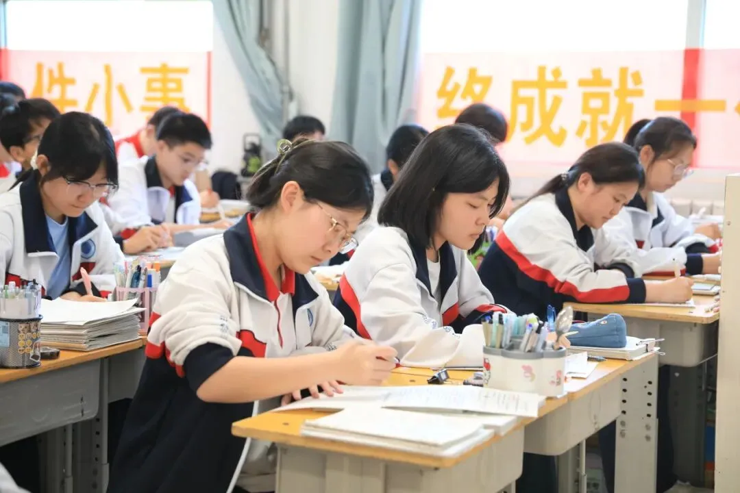 朝暮励剑,逐梦高考|东方高三学子的一天是这样度过的-第38张图片-四季读书网 朝暮励剑,逐梦高考|东方高三学子的一天是这样度过的-第38张图片-四季读书网