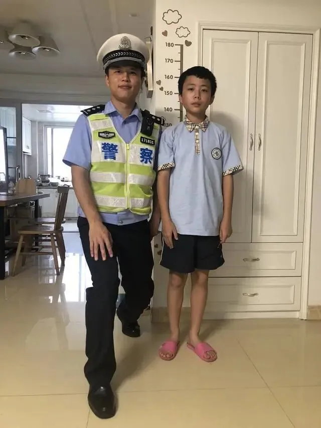 初一男生“唐僧式教育”不戴头盔阿姨,路人反应亮了-第3张图片-四季读书网 初一男生“唐僧式教育”不戴头盔阿姨,路人反应亮了-第3张图片-四季读书网
