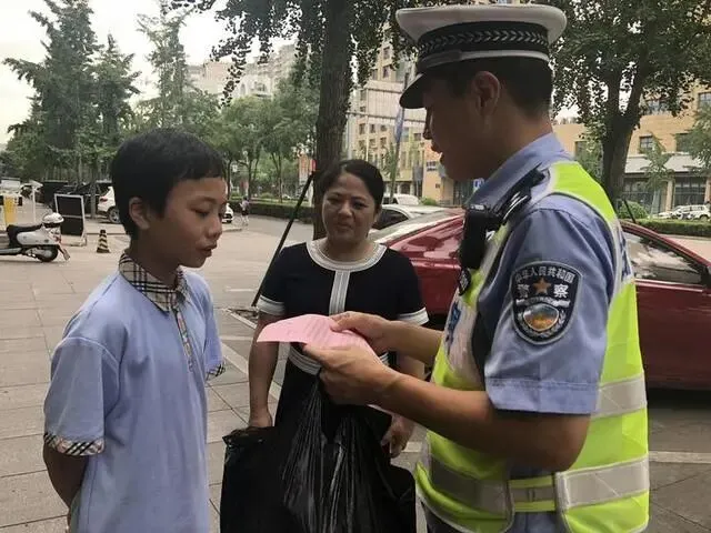 初一男生“唐僧式教育”不戴头盔阿姨,路人反应亮了-第4张图片-四季读书网 初一男生“唐僧式教育”不戴头盔阿姨,路人反应亮了-第4张图片-四季读书网