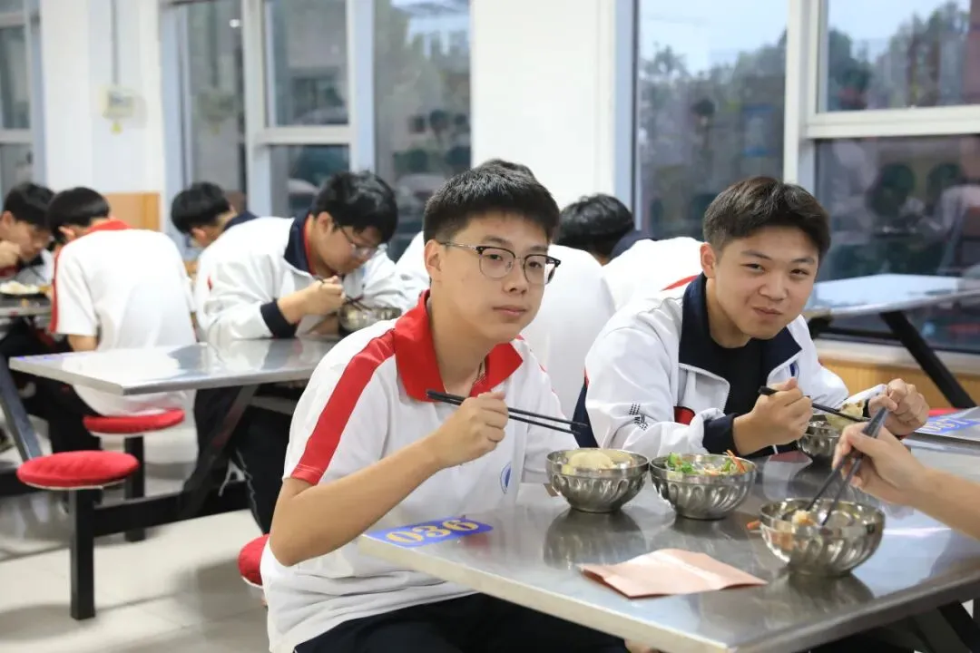 朝暮励剑,逐梦高考|东方高三学子的一天是这样度过的-第48张图片-四季读书网 朝暮励剑,逐梦高考|东方高三学子的一天是这样度过的-第48张图片-四季读书网