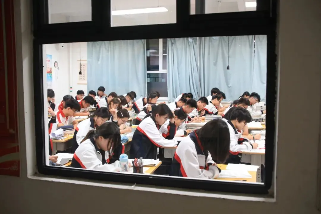 朝暮励剑,逐梦高考|东方高三学子的一天是这样度过的-第60张图片-四季读书网 朝暮励剑,逐梦高考|东方高三学子的一天是这样度过的-第60张图片-四季读书网
