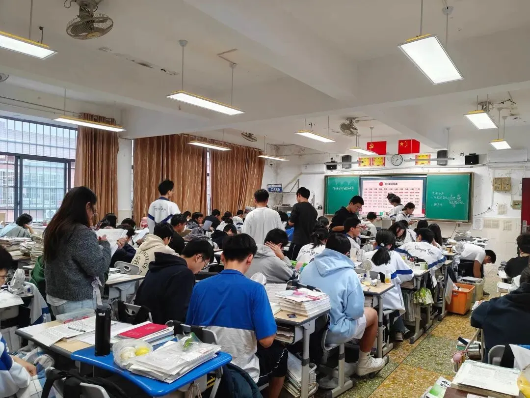 高考结束才懂:普通班当第一,和重点班做倒数,根本不是一回事-第1张图片-四季读书网