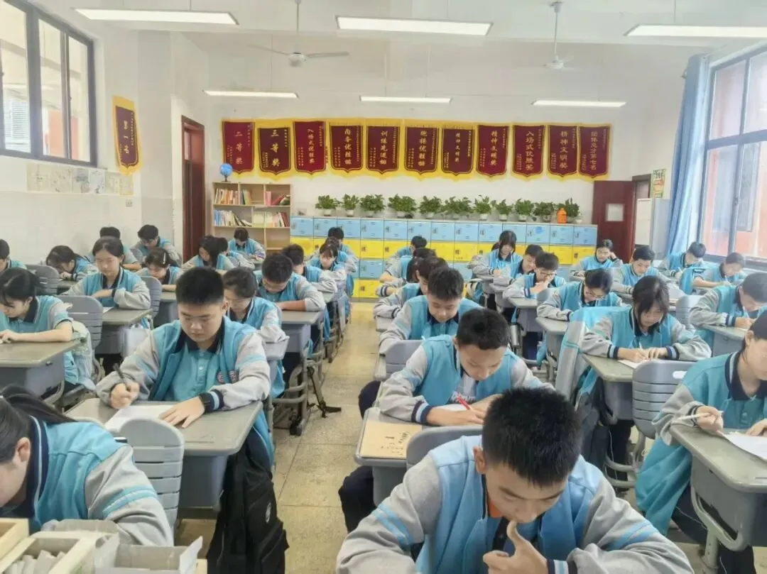 笔落诗香 文润初三|湘西州溶江中学初三年级举行古诗文默写大赛-第15张图片-四季读书网 笔落诗香 文润初三|湘西州溶江中学初三年级举行古诗文默写大赛-第15张图片-四季读书网