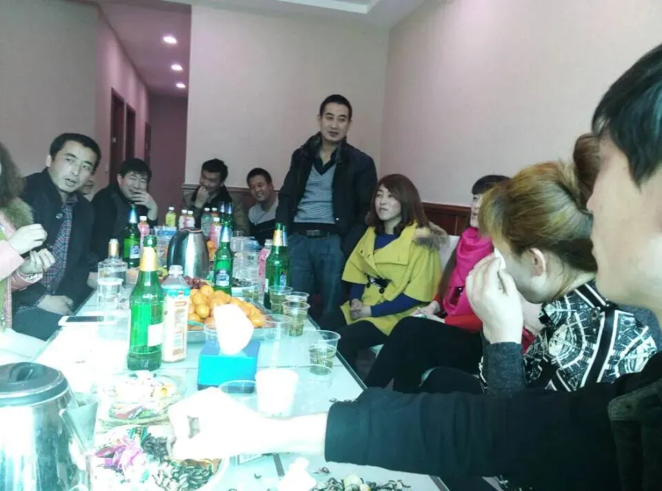 最美当初年华|98届初三二班,2015年2月8日,我们这样重逢-第1张图片-四季读书网