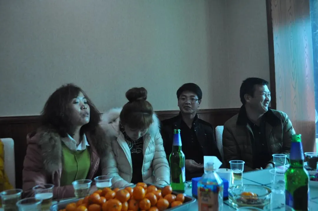 最美当初年华|98届初三二班,2015年2月8日,我们这样重逢-第6张图片-四季读书网