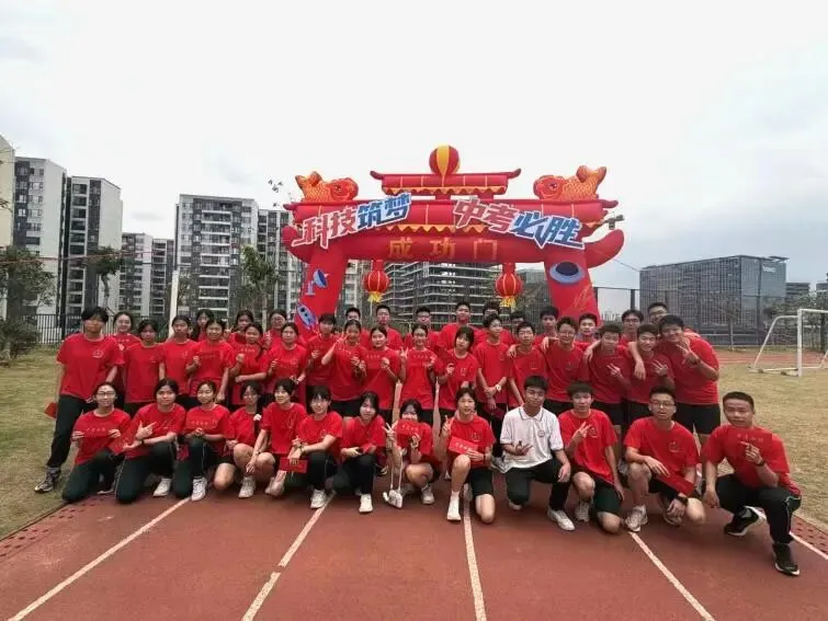 学子风采 | 2026届初三优秀毕业生(一)曾凡芮:三载青春,追光前行-第5张图片-四季读书网 学子风采 | 2026届初三优秀毕业生(一)曾凡芮:三载青春,追光前行-第5张图片-四季读书网