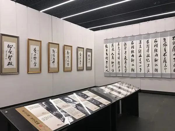高考满分作文:《唯愿书香满人间》-第2张图片-四季读书网