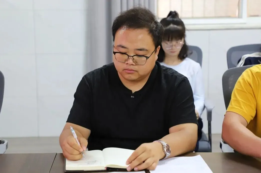 砺剑磨锋备高考 凝心聚力启新程 ——我校召开2027届毕业班一轮复课会-第10张图片-四季读书网 砺剑磨锋备高考 凝心聚力启新程 ——我校召开2027届毕业班一轮复课会-第10张图片-四季读书网