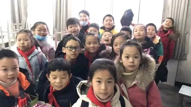 女儿快中考了,我翻出她小学的班级合照,看了一整晚-第1张图片-四季读书网