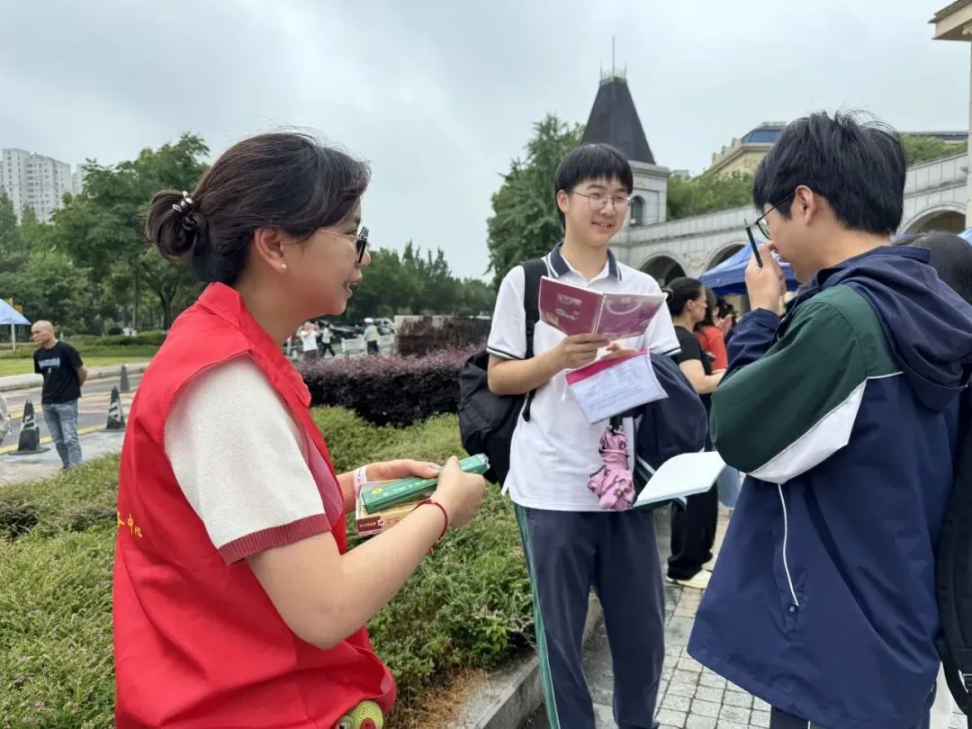 【党建】凝心聚力护学子 温情服务助高考-第11张图片-四季读书网