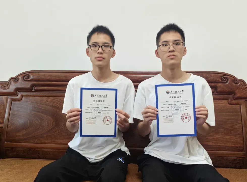 南宁一对双胞胎兄弟高考同考621分,被同一所大学同一专业录取,妈妈感慨:不敢相信,中考分数也一样!兄弟俩已被安排分住不同宿舍-第2张图片-四季读书网 南宁一对双胞胎兄弟高考同考621分,被同一所大学同一专业录取,妈妈感慨:不敢相信,中考分数也一样!兄弟俩已被安排分住不同宿舍-第2张图片-四季读书网