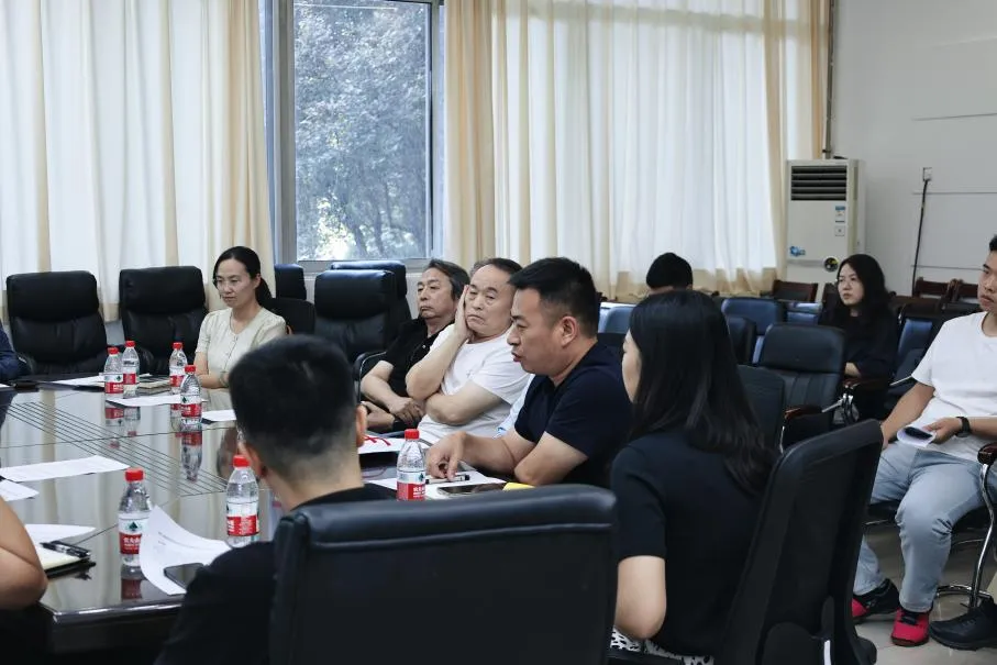 真题实做赋能产业 校企协同育新人——我院召开2027届视觉传达专业校企联合毕业设计选题研讨会-第5张图片-四季读书网 真题实做赋能产业 校企协同育新人——我院召开2027届视觉传达专业校企联合毕业设计选题研讨会-第5张图片-四季读书网