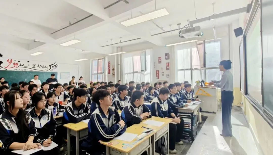 聚焦试卷分析 凸显自命题指南针作用——兰州成功学校高三一班召开专题宣讲会-第4张图片-四季读书网 聚焦试卷分析 凸显自命题指南针作用——兰州成功学校高三一班召开专题宣讲会-第4张图片-四季读书网