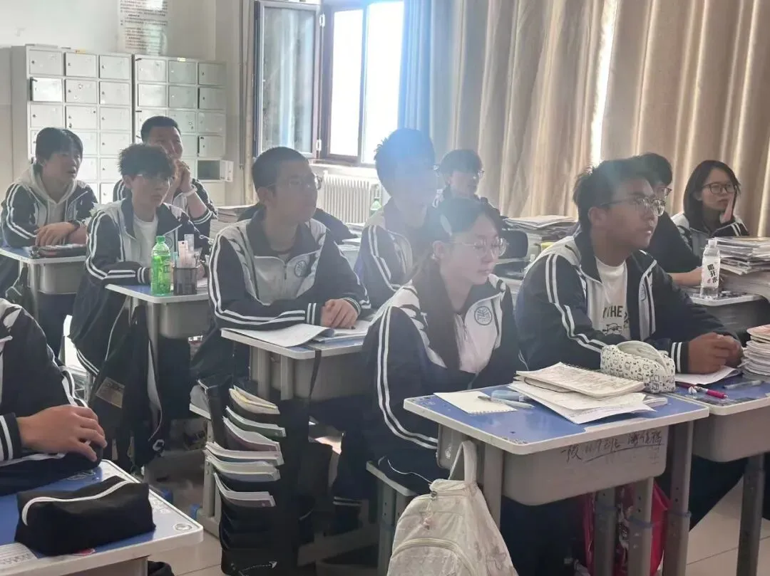 聚焦试卷分析 凸显自命题指南针作用——兰州成功学校高三一班召开专题宣讲会-第12张图片-四季读书网 聚焦试卷分析 凸显自命题指南针作用——兰州成功学校高三一班召开专题宣讲会-第12张图片-四季读书网