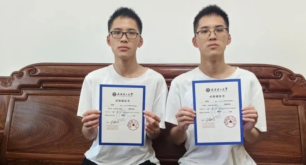 双胞胎兄弟高考同考621分,被同一所大学同一专业录取,妈妈感慨:不敢相信,中考分数也一样!-第1张图片-四季读书网 双胞胎兄弟高考同考621分,被同一所大学同一专业录取,妈妈感慨:不敢相信,中考分数也一样!-第1张图片-四季读书网