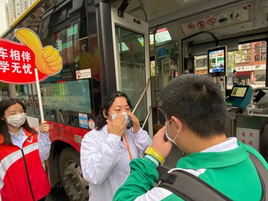 直击广州初三高三返校复课:好久不见,同学仔!-第6张图片-四季读书网 直击广州初三高三返校复课:好久不见,同学仔!-第6张图片-四季读书网