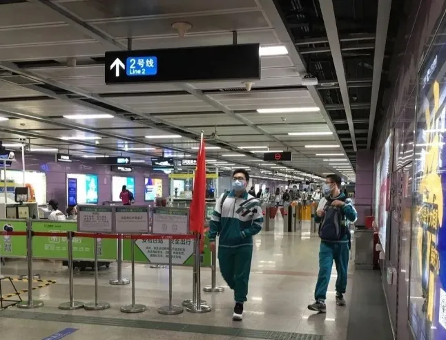 直击广州初三高三返校复课:好久不见,同学仔!-第9张图片-四季读书网 直击广州初三高三返校复课:好久不见,同学仔!-第9张图片-四季读书网