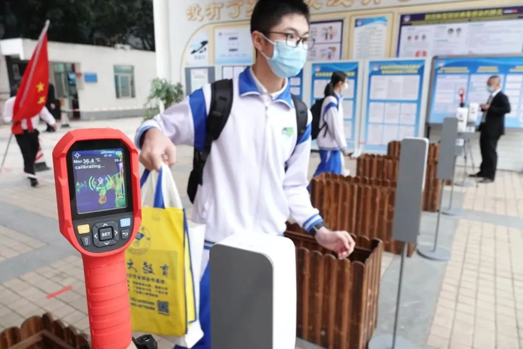 直击广州初三高三返校复课:好久不见,同学仔!-第12张图片-四季读书网 直击广州初三高三返校复课:好久不见,同学仔!-第12张图片-四季读书网