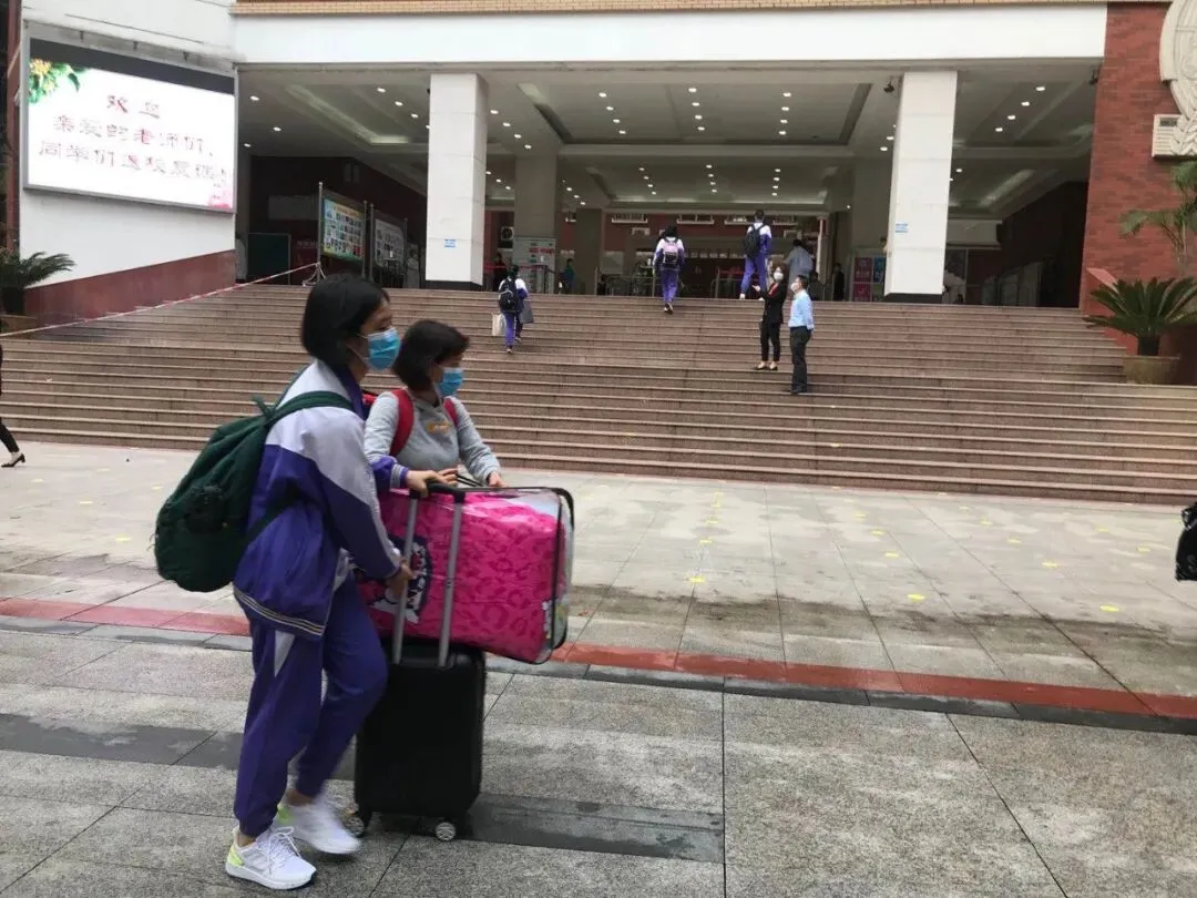 直击广州初三高三返校复课:好久不见,同学仔!-第14张图片-四季读书网 直击广州初三高三返校复课:好久不见,同学仔!-第14张图片-四季读书网