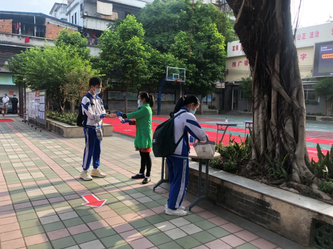 直击广州初三高三返校复课:好久不见,同学仔!-第17张图片-四季读书网 直击广州初三高三返校复课:好久不见,同学仔!-第17张图片-四季读书网