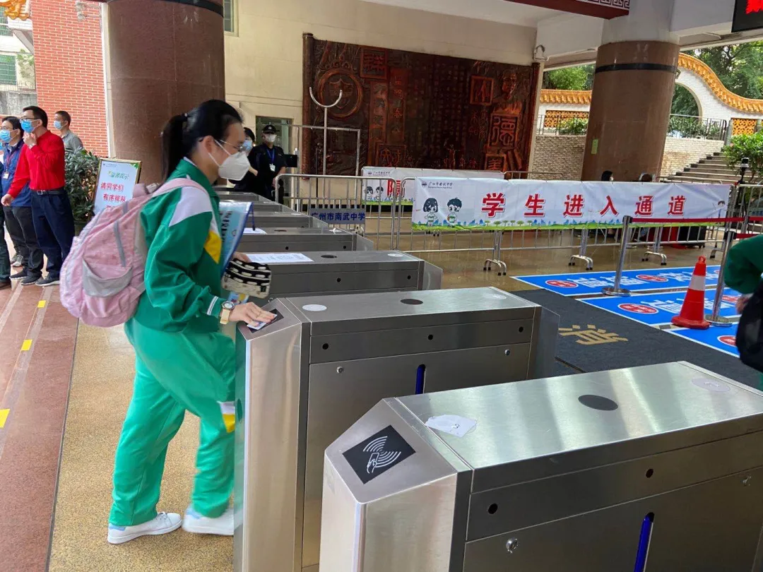 直击广州初三高三返校复课:好久不见,同学仔!-第24张图片-四季读书网 直击广州初三高三返校复课:好久不见,同学仔!-第24张图片-四季读书网