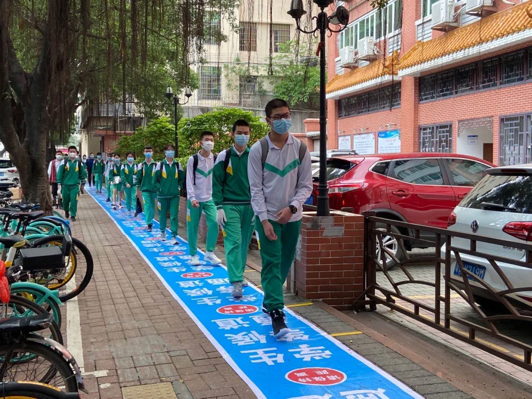 直击广州初三高三返校复课:好久不见,同学仔!-第25张图片-四季读书网 直击广州初三高三返校复课:好久不见,同学仔!-第25张图片-四季读书网