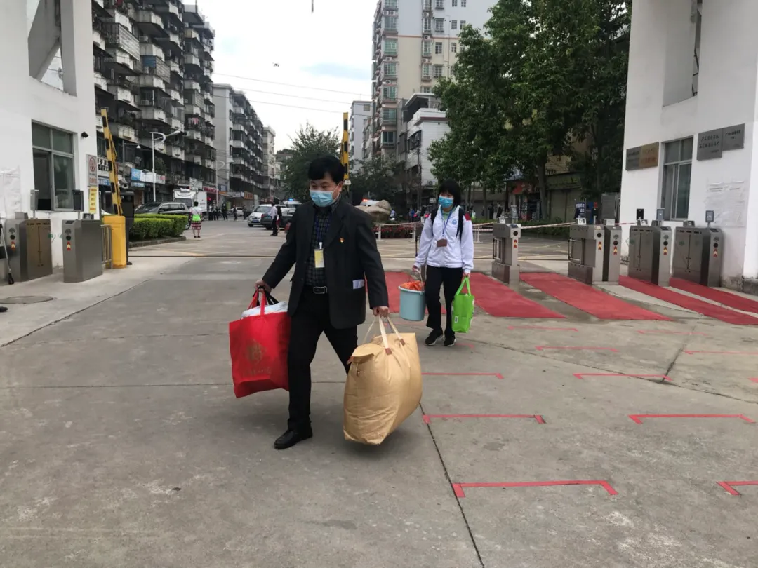 直击广州初三高三返校复课:好久不见,同学仔!-第35张图片-四季读书网 直击广州初三高三返校复课:好久不见,同学仔!-第35张图片-四季读书网