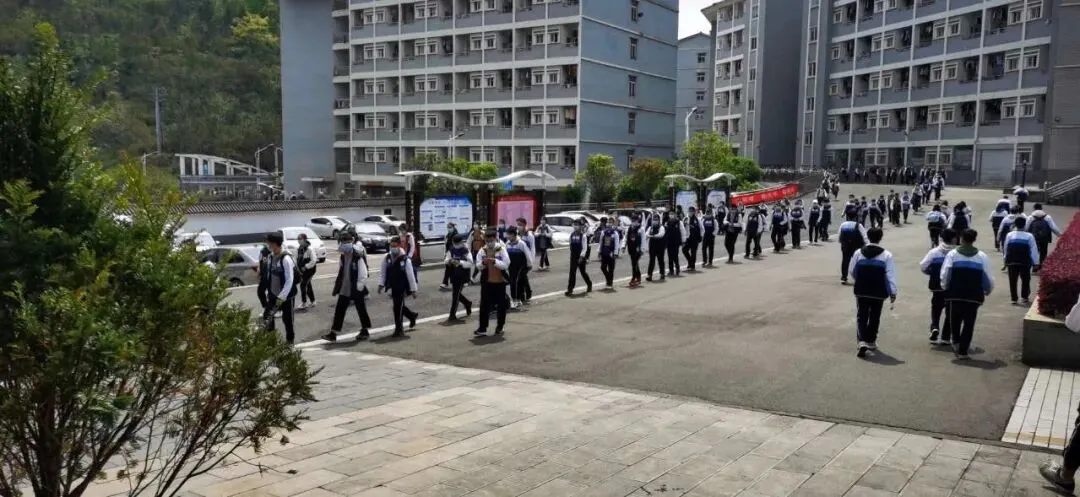 这个地方初三、高三学生复课近两周了,他们在校园的学习和生活是这样的-第13张图片-四季读书网