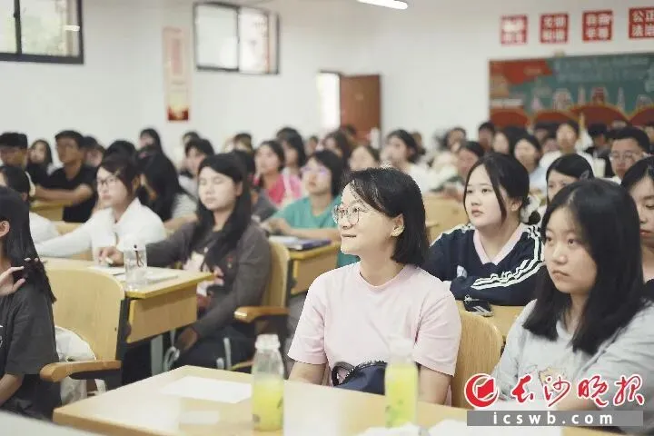 长沙35岁二孩宝妈重新高考读大学,婆婆全力支持:出了一半的学费,还帮忙带娃-第1张图片-四季读书网 长沙35岁二孩宝妈重新高考读大学,婆婆全力支持:出了一半的学费,还帮忙带娃-第1张图片-四季读书网