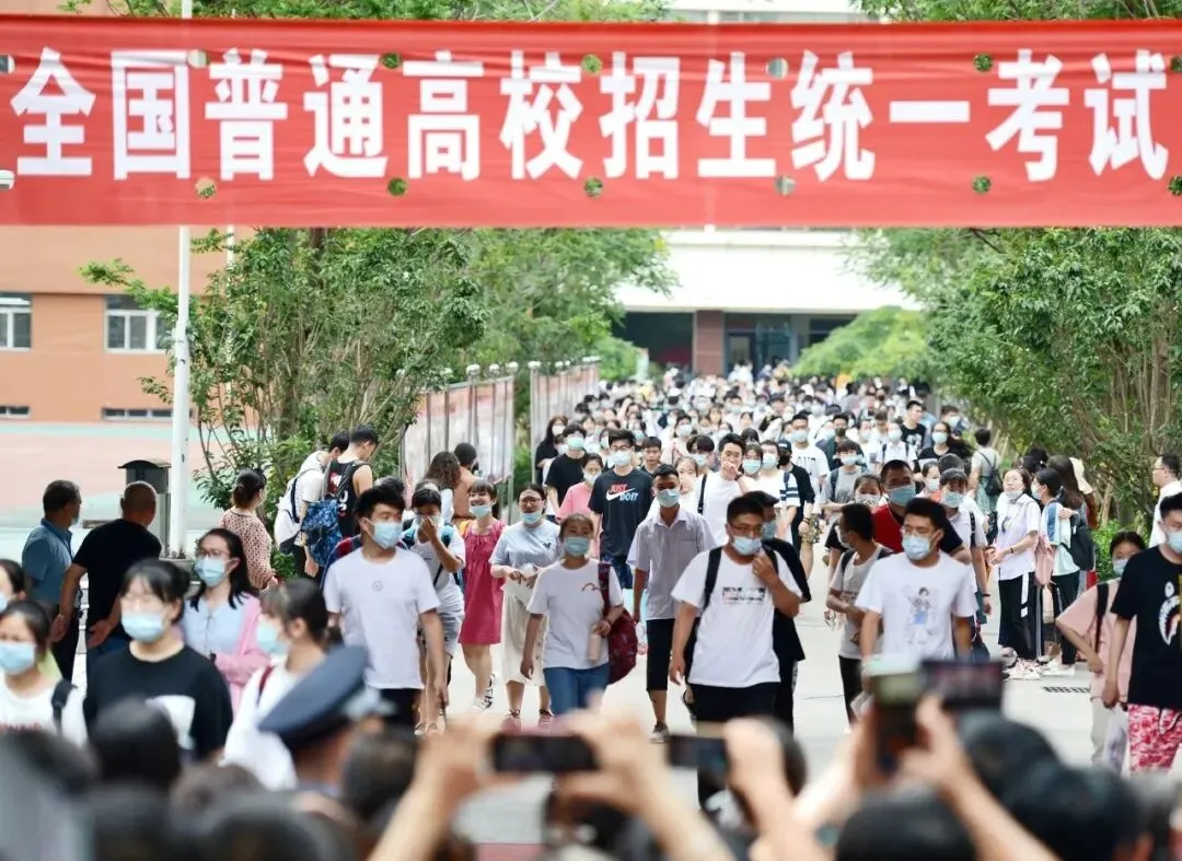 长点心吧!明星连高考祝福语都写错,网友:又一批绝望的文盲诞生!-第1张图片-四季读书网 长点心吧!明星连高考祝福语都写错,网友:又一批绝望的文盲诞生!-第1张图片-四季读书网