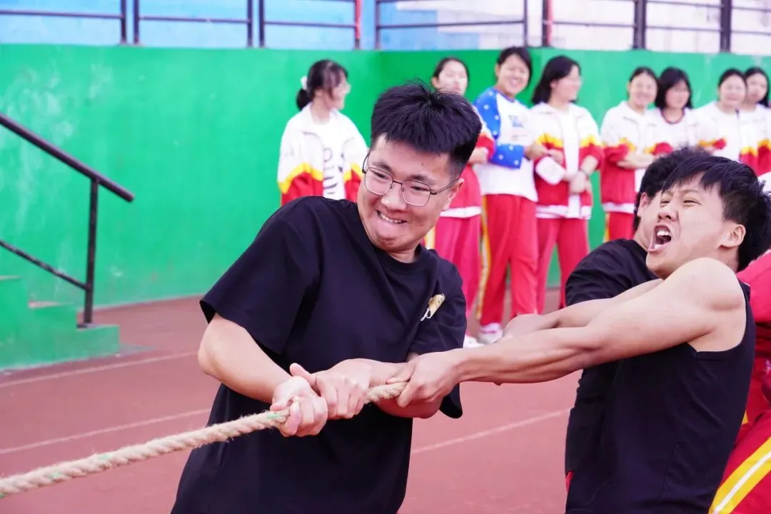 【高三、初三拔河赛】绳聚千钧力,热血赴征程-第5张图片-四季读书网