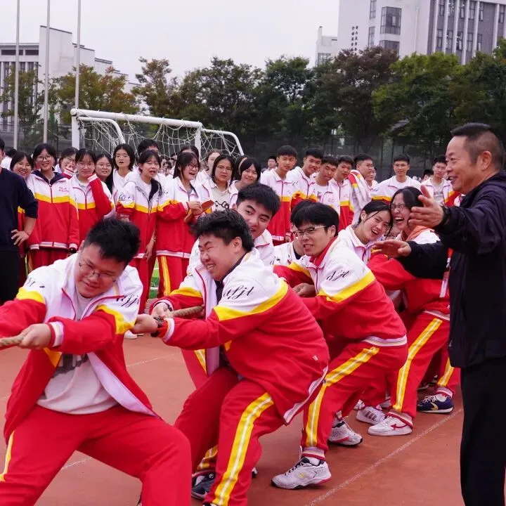 【高三、初三拔河赛】绳聚千钧力,热血赴征程-第14张图片-四季读书网