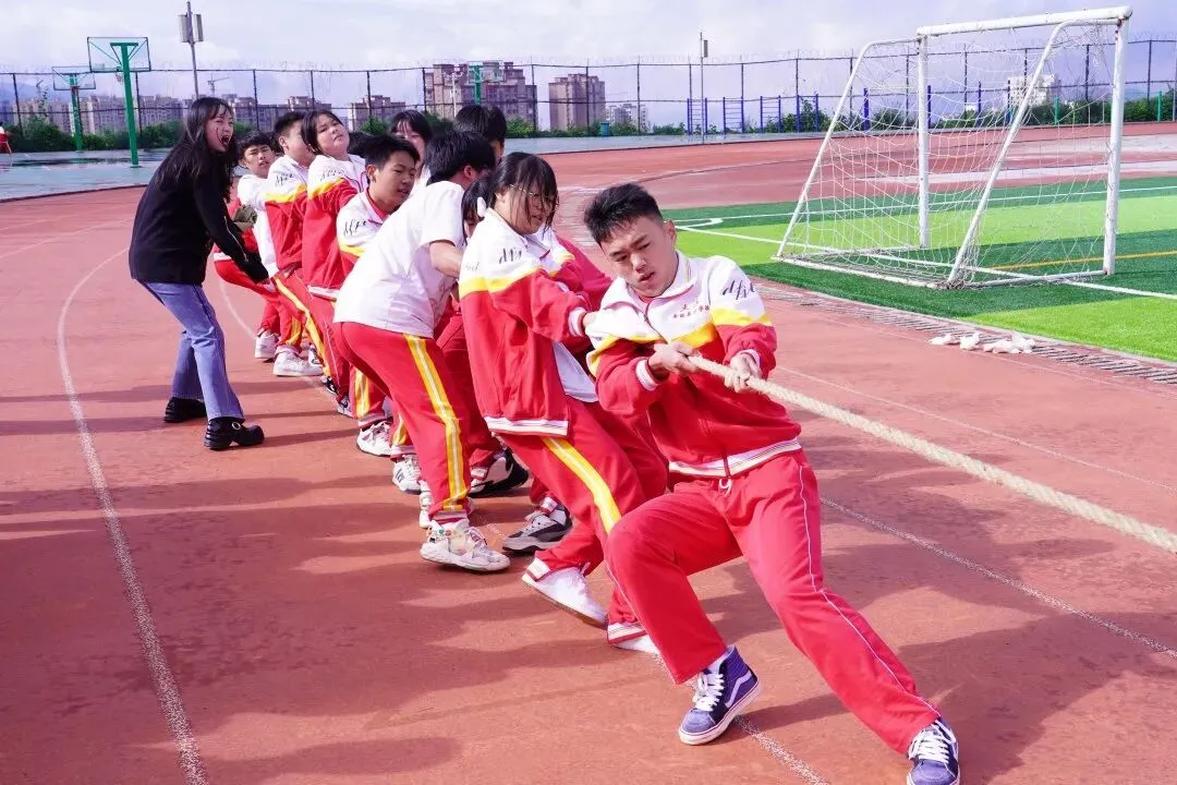 【高三、初三拔河赛】绳聚千钧力,热血赴征程-第15张图片-四季读书网