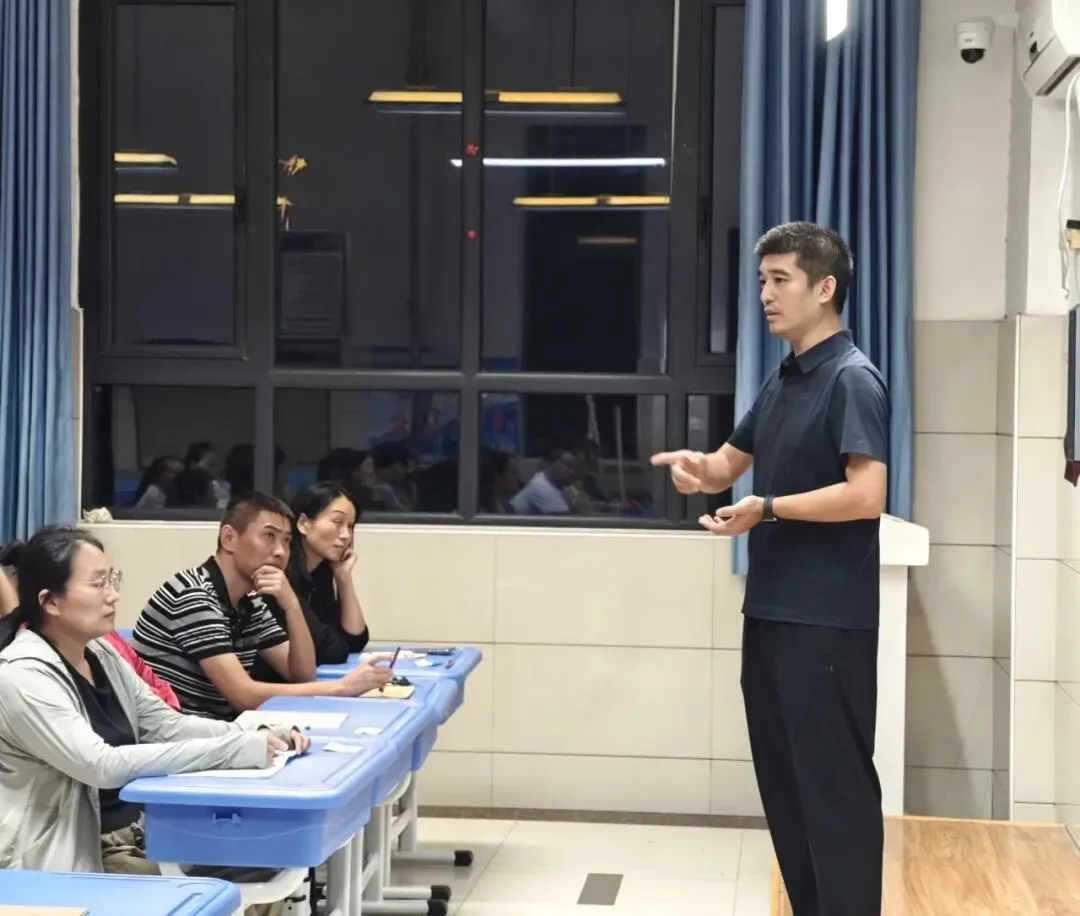 初一起航植沃土,初四亮剑踏新途——我校相继召开初一新生家长见面会和初四年级家长会-第8张图片-四季读书网 初一起航植沃土,初四亮剑踏新途——我校相继召开初一新生家长见面会和初四年级家长会-第8张图片-四季读书网