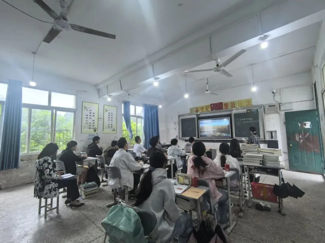聚焦中考改革 情系一线课堂——嘉陵区教研室赴陈寿中学、安福小学开展毕业班教学视导-第12张图片-四季读书网 聚焦中考改革 情系一线课堂——嘉陵区教研室赴陈寿中学、安福小学开展毕业班教学视导-第12张图片-四季读书网