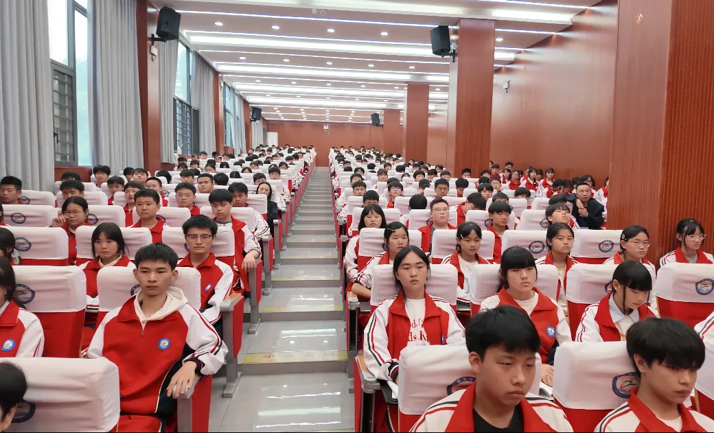 逐梦初三,亮剑中考——我校2027届中考备考动员大会纪实-第4张图片-四季读书网 逐梦初三,亮剑中考——我校2027届中考备考动员大会纪实-第4张图片-四季读书网