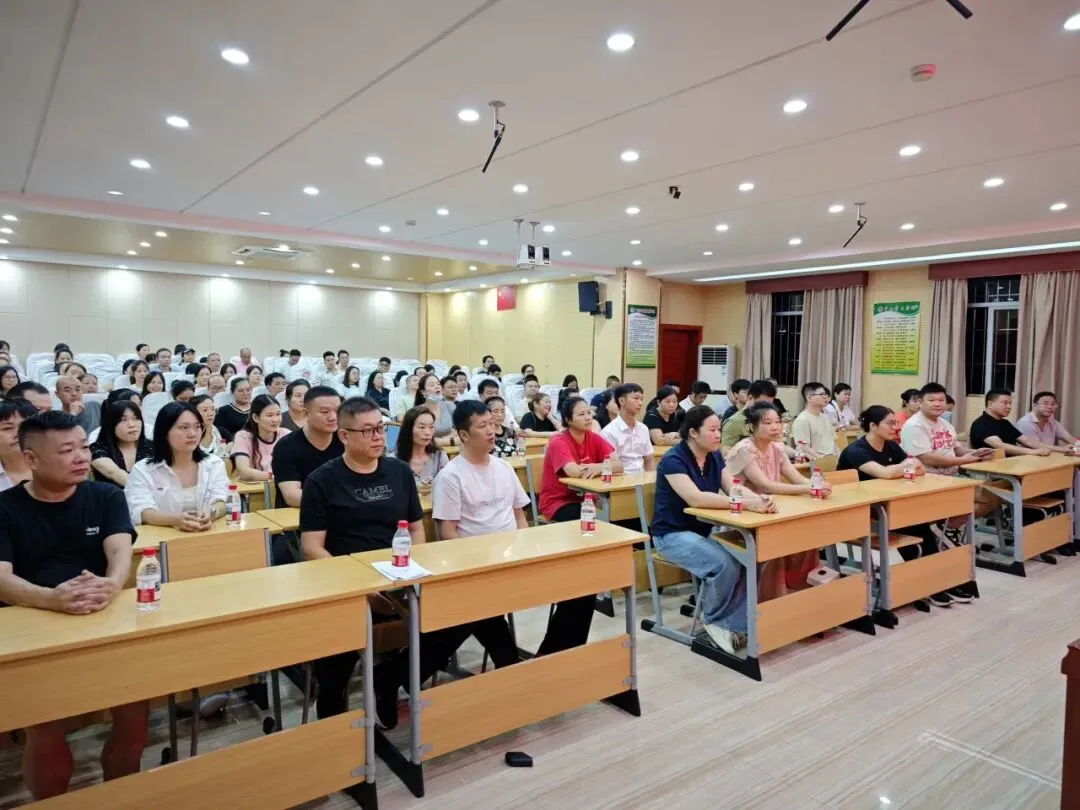 中考,拼的不只是孩子! ——官湖学校2027届初三中考备考全面启幕:孩子努力、家长陪伴、学校坚守-第24张图片-四季读书网