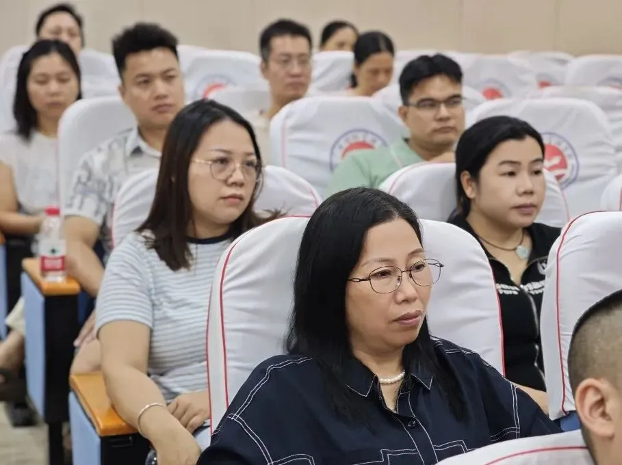 中考,拼的不只是孩子! ——官湖学校2027届初三中考备考全面启幕:孩子努力、家长陪伴、学校坚守-第26张图片-四季读书网