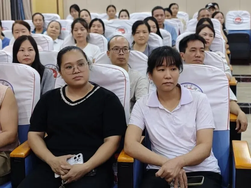 中考,拼的不只是孩子! ——官湖学校2027届初三中考备考全面启幕:孩子努力、家长陪伴、学校坚守-第27张图片-四季读书网