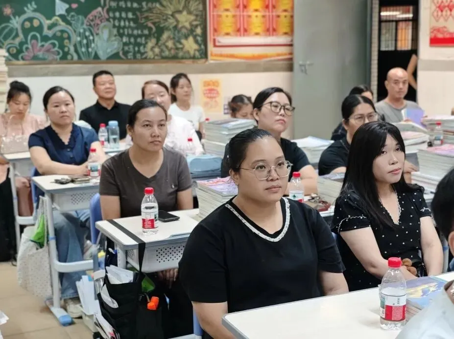 中考,拼的不只是孩子! ——官湖学校2027届初三中考备考全面启幕:孩子努力、家长陪伴、学校坚守-第34张图片-四季读书网