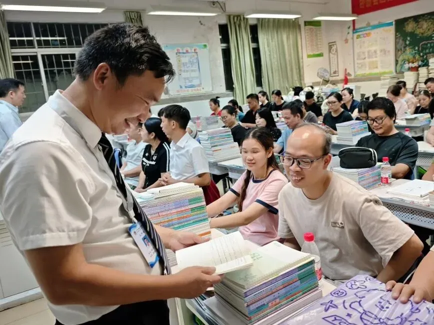 中考,拼的不只是孩子! ——官湖学校2027届初三中考备考全面启幕:孩子努力、家长陪伴、学校坚守-第39张图片-四季读书网