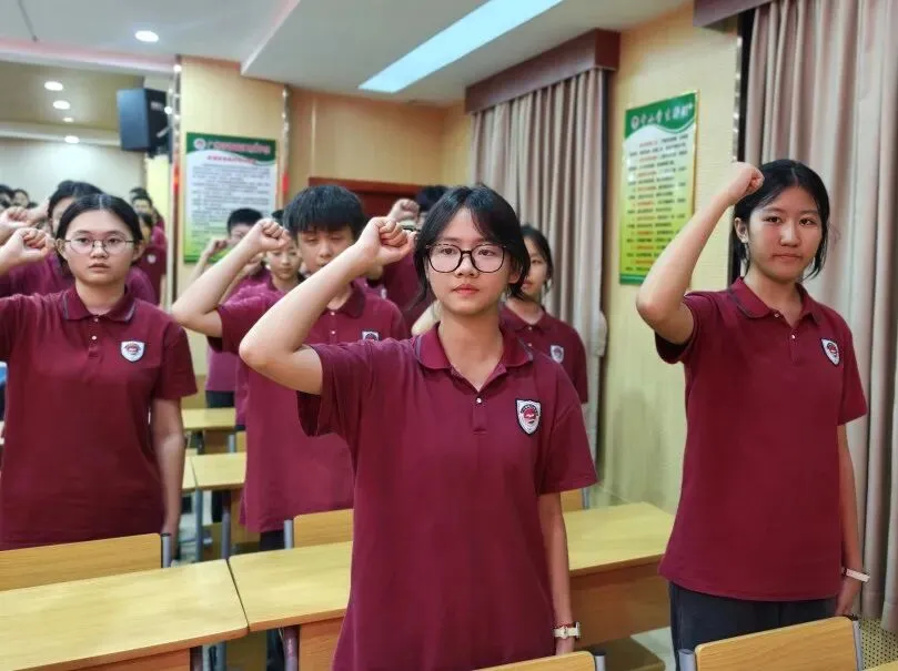 中考,拼的不只是孩子! ——官湖学校2027届初三中考备考全面启幕:孩子努力、家长陪伴、学校坚守-第59张图片-四季读书网